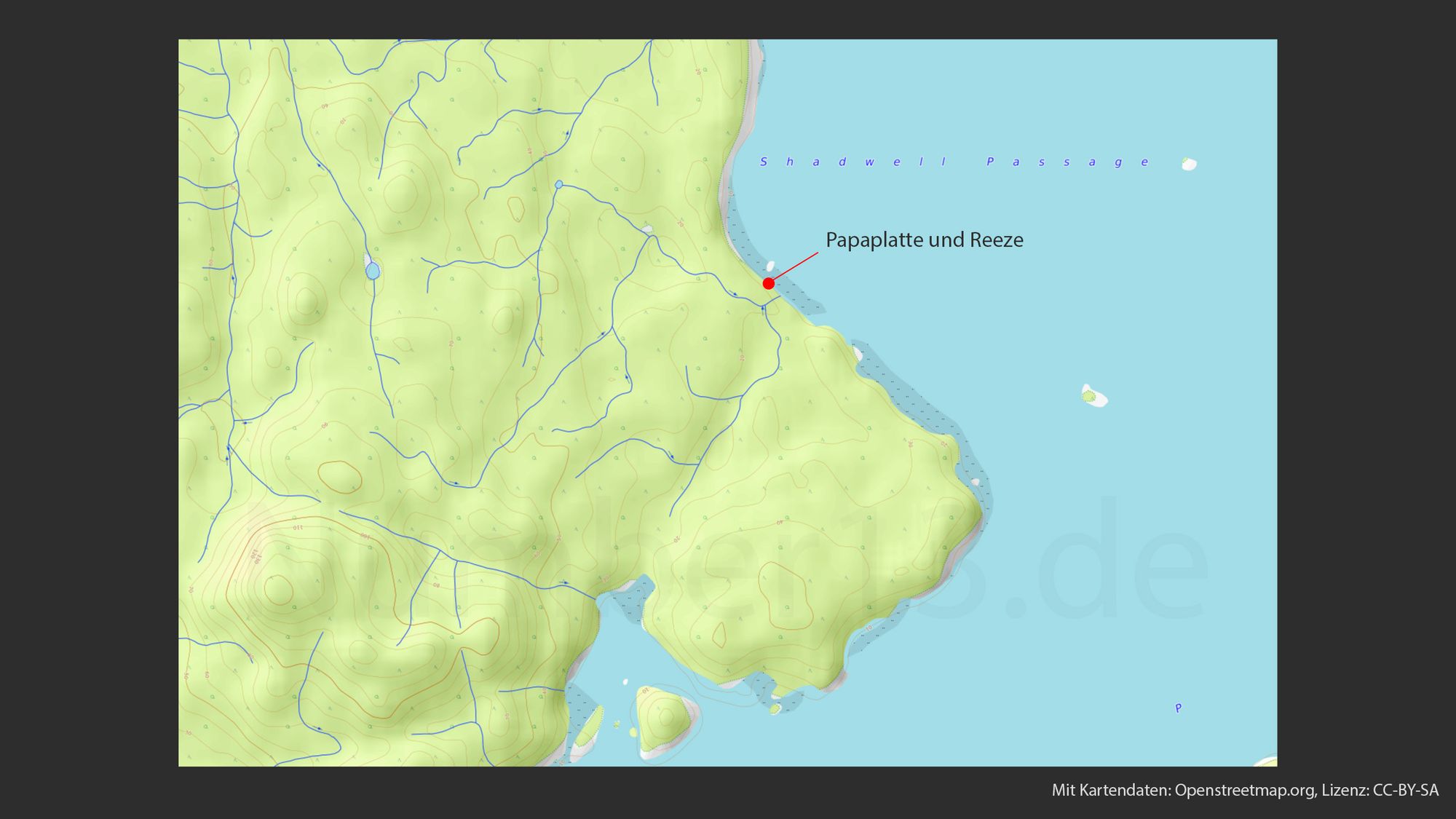 Topografische Karte, die eine hügelige Landschaft mit konzentrischen Höhenlinien zeigt. Ein roter Punkt, markiert mit einem Pfeil, befindet sich nahe der Küstenlinie, begleitet von der Beschriftung "Papaplatte und Reeeze". Blaue Linien schlängeln sich durch die Landschaft, was auf Wasserwege hindeutet. Die Karte enthält die Angabe "Mit Kartendaten: Openstreetmap.org, Lizenz: CC-BY-SA"