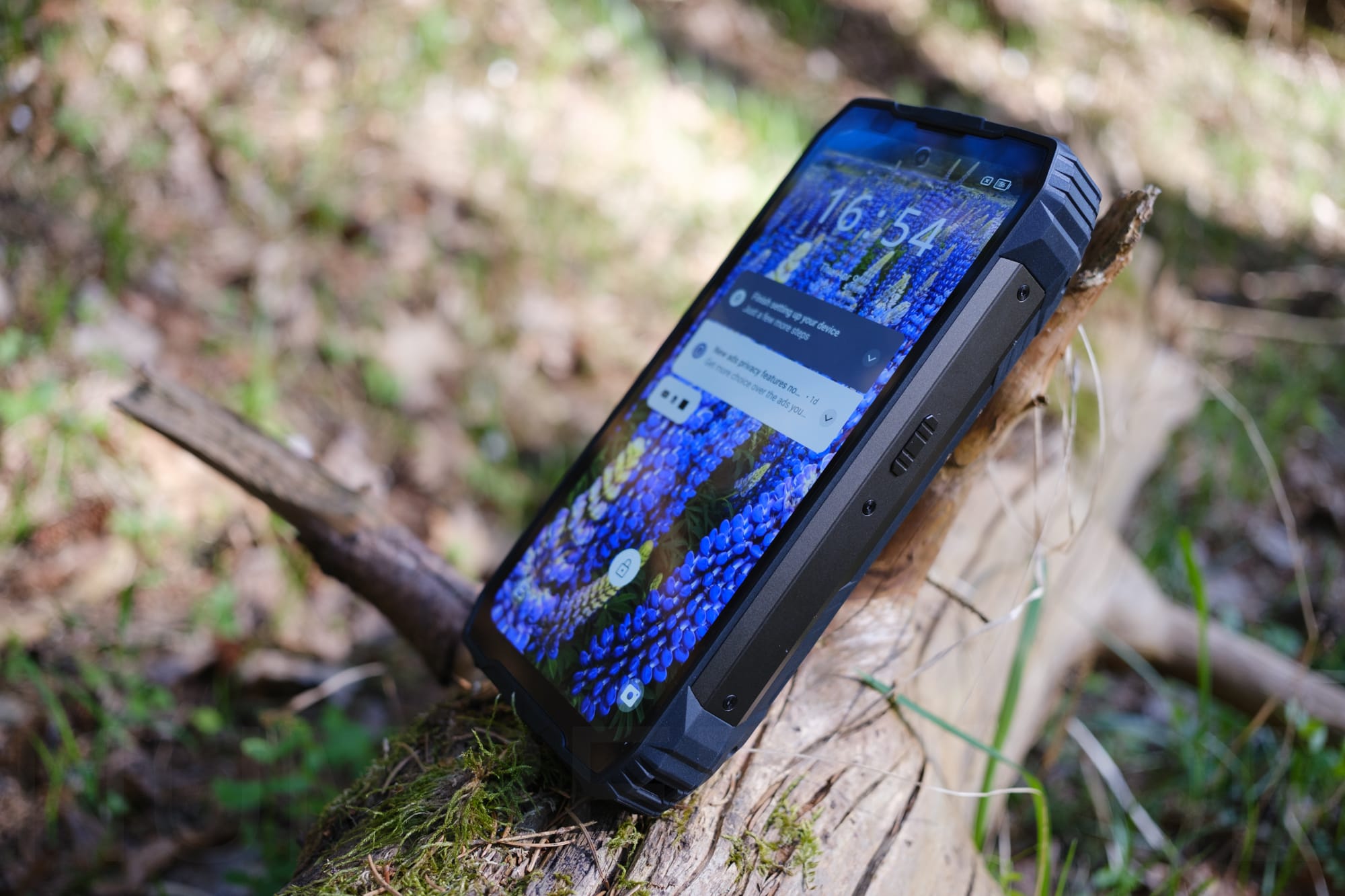 Im Bild zu sehen: Ein Blackview XPLORE 2 Satellite auf einem Baustamm lehnend.